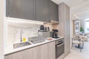 Kühlschrank, Mikrowelle, Ofen, Herdplatte