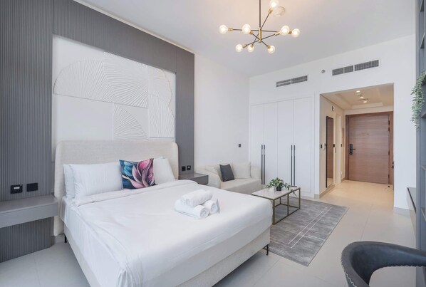 Iron/ironing board, WiFi, bed sheets