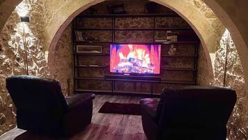 House, 2 Bedrooms, Smoking, Private Pool | Living room | Books