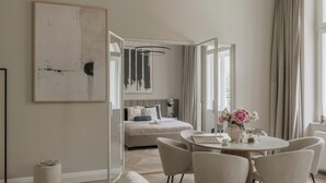 Deluxe Apartment, Balcony, City View | Ruang makan