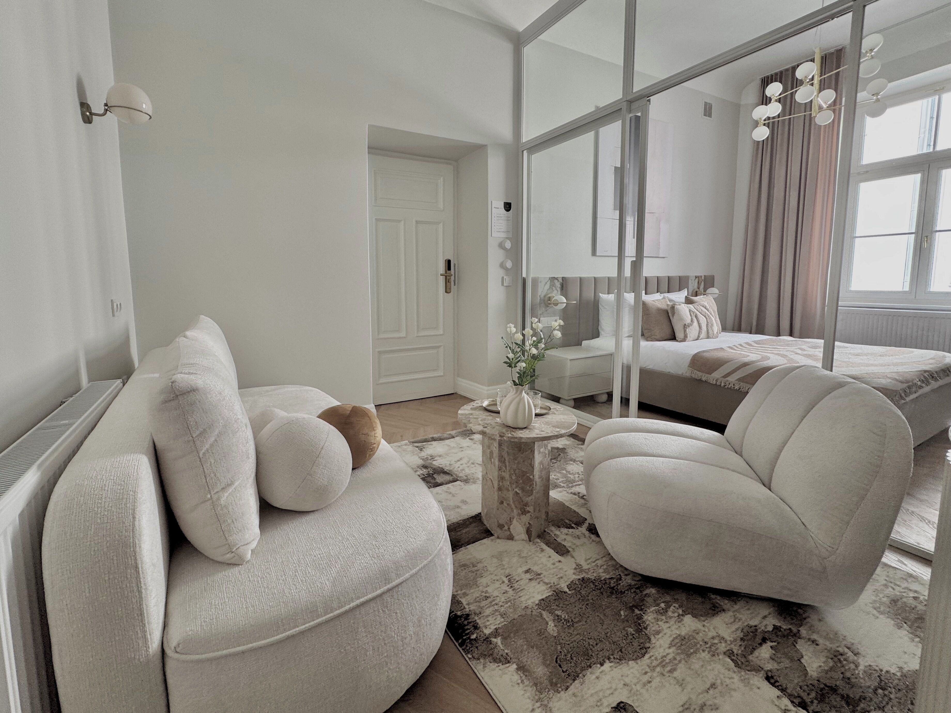 Een moderne woonkamer met een bank, een salontafel en een bed.