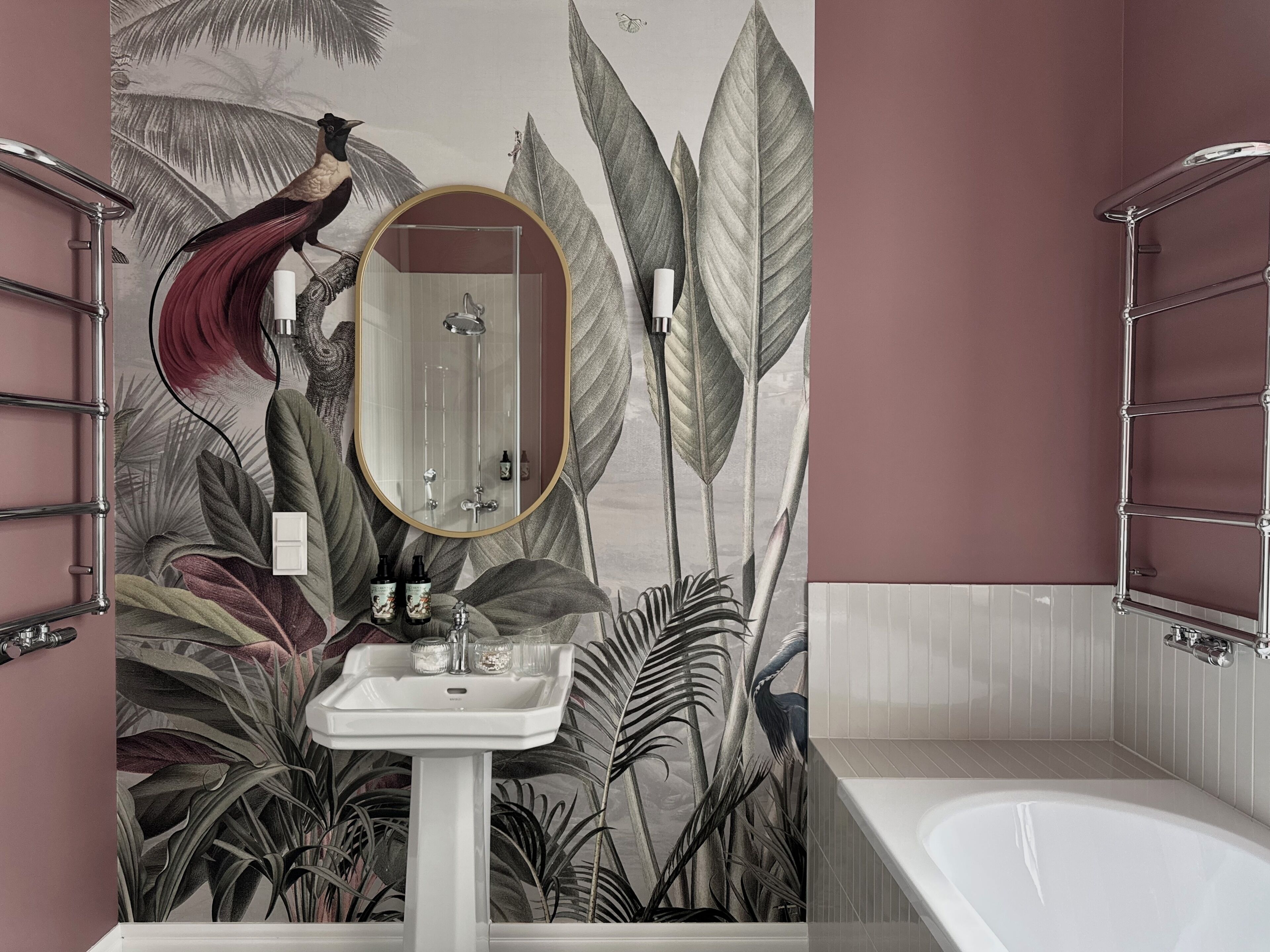 Un baño con un espejo grande, un lavamanos y una bañera.