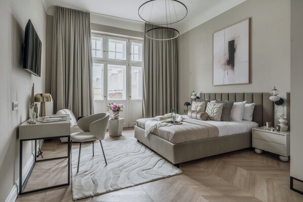 Individually decorated, individually furnished, desk, laptop workspace - La Belle Epoque by StayLab (Warsaw)