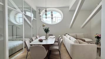 Apartamento conforto, vista para a cidade | Área de estar | Smart TV 55 polegadas com canais digitais