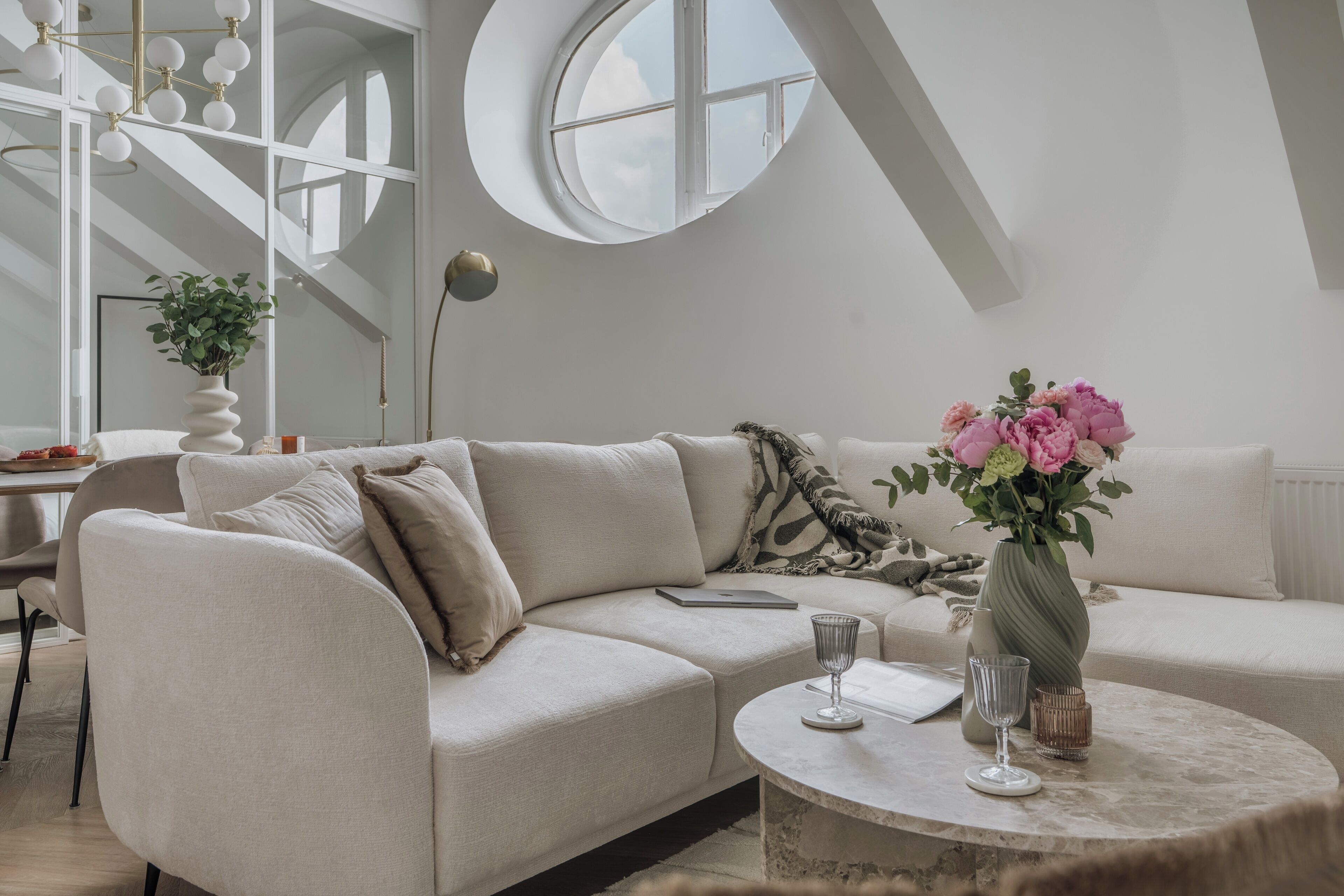 Comfort Apart Daire, Şehir Manzaralı | Oturma odası | Dijital TV kanalları bulunan 55 inç akıllı televizyon 