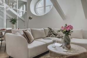 Apartamento conforto, vista para a cidade | Sala de estar | Smart TV 55 polegadas com canais digitais