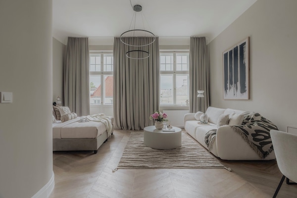 Căn hộ Superior, ban công, quang cảnh thành phố | Phòng khách | Smart TV 55-inch có truyền hình kỹ thuật số