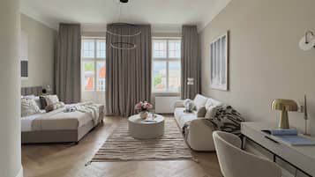 Apartamento superior, sacada, vista para a cidade | Individualmente decorados, individualmente mobiliados, escrivaninha