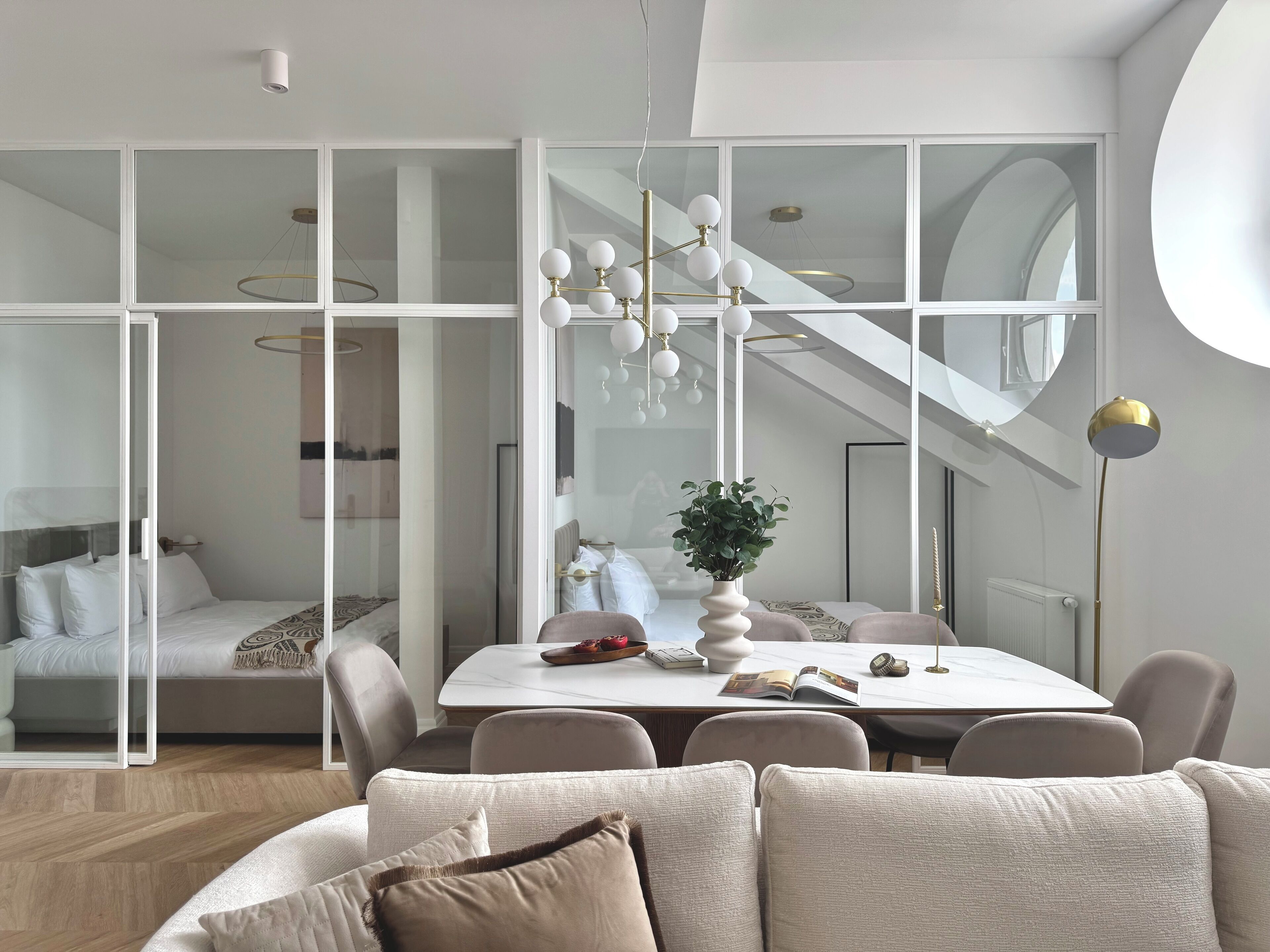 舒适公寓, 城市景观 | 起居区 | 55-英寸智能电视（配备数码频道）