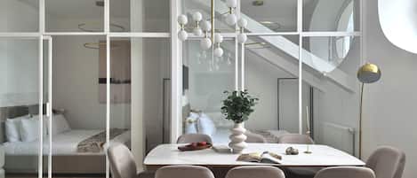 Apartament Comfort, vistes a la ciutat | Sala d'estar | Televisor intel·ligent de 55 polzades amb canals digitals