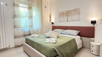 1 habitación, tabla de planchar con plancha, wifi gratis y ropa de cama
