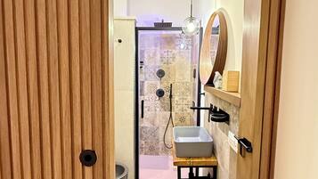 Dusche, Haartrockner, Bidet, Handtücher