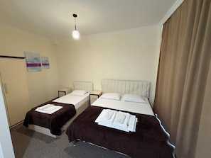 Deluxe Double Room | Laptop workspace, soundproofing, iron/ironing board, free WiFi - Chill Out (Tsqaltubo)