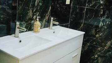Een bubbelbad, handdoeken, zeep, toiletpapier