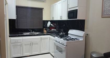 Charming 1-bedroom jacuzzi suite in fabulous Amity Hal with AC, WiFi