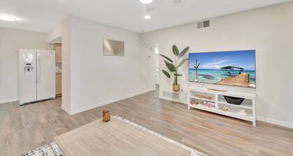 2 Kitchens + Pool + Ping-Pong + Corn Hole + BBQ + Next to Venice Downtown