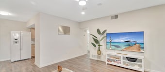 2 Kitchens + Pool + Ping-Pong + Corn Hole + BBQ + Next to Venice Downtown