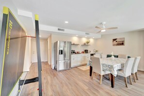 Dining - 2 Kitchens + Pool + Ping-Pong + Corn Hole + BBQ + Next to Venice Downtown (Venice)