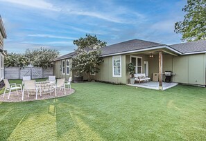 Outdoor dining - 3BD Escape for 8 with Fire Pit & Patio, Near Lake LBJ (Cottonwood Shores)