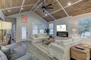 Televisio, takka, työhuone