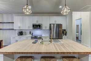 冷蔵庫、電子レンジ、オーブン、コンロ