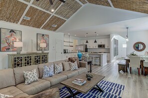 Televisie, een open haard en een kantoor