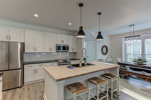 Jääkaappi, mikroaaltouuni, uuni, liesi