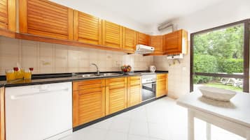 Microwave, dishwasher, coffee/tea maker, cookware/dishes/utensils
