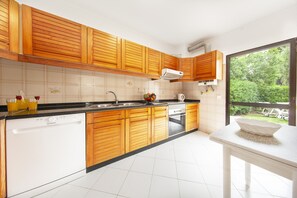 Microwave, dishwasher, coffee/tea maker, cookware/dishes/utensils