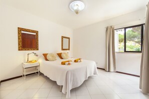 2 bedrooms, cots/infant beds, bed sheets
