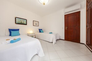 2 soveværelser, baby-/barnesenge (tillægsgebyr), sengetøj