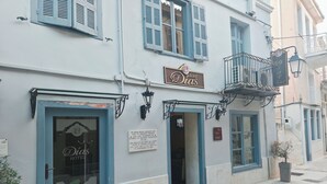 Un bâtiment sur lequel on peut lire l’inscription « Hôtel Digas ».