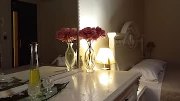 高级双人房, 阳台, 城市景观 | 起居区 | 32-英寸纯平电视(配备数码频道)