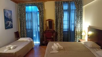 Chambre Triple Deluxe, balcon, vue montagne | Coffres-forts dans les chambres, fer et planche à repasser