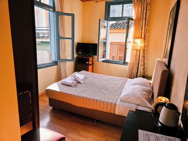 In-room safe, iron/ironing board, free WiFi, bed sheets - Dias Hotel (Nafplio)