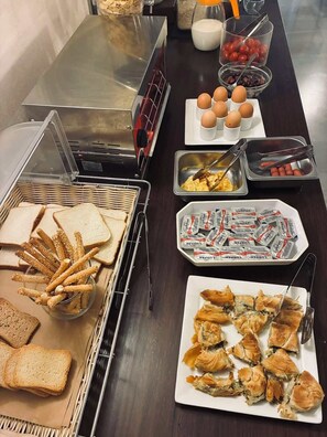 Tägliches Frühstücksbuffet gegen Gebühr