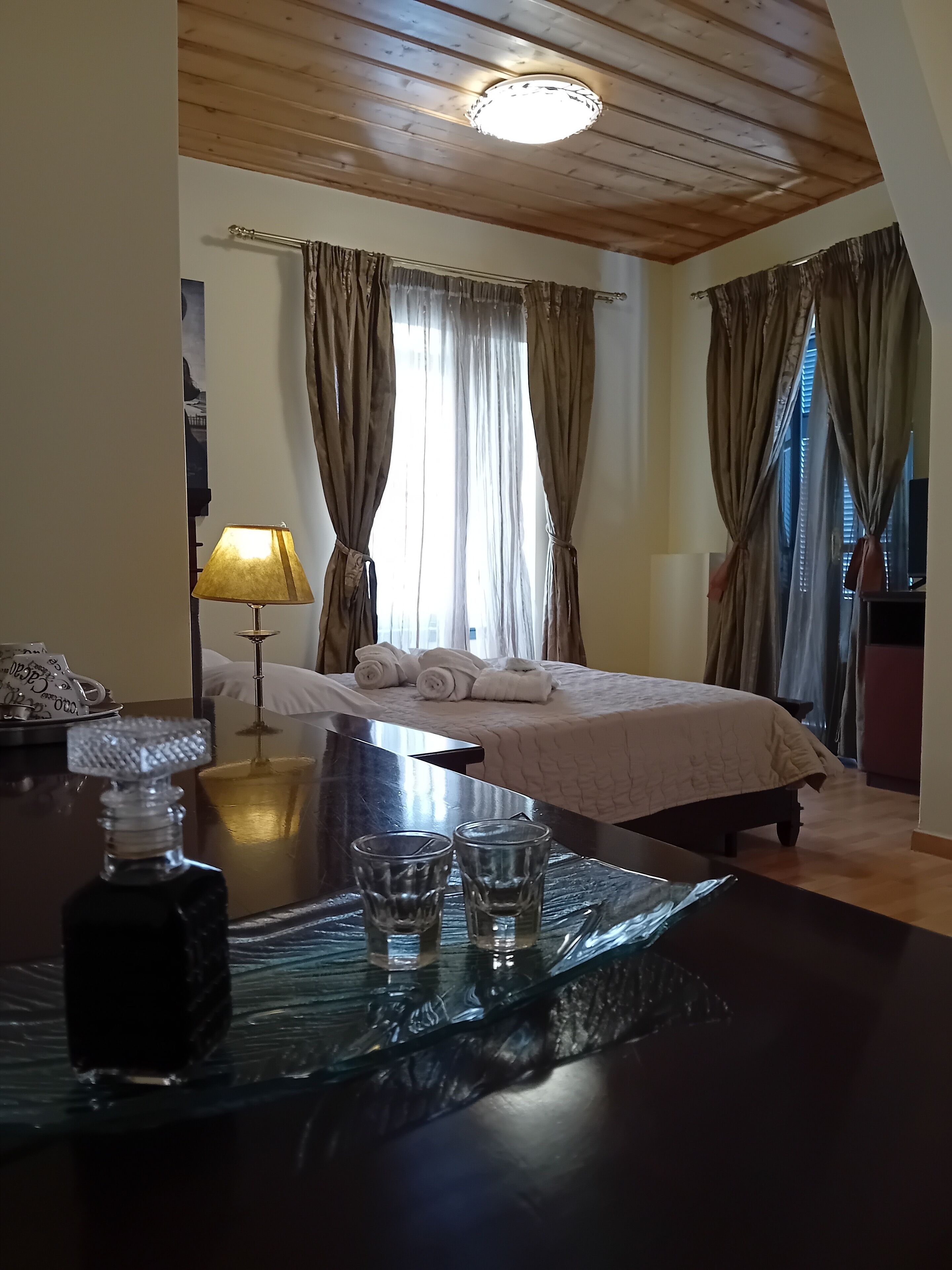 Habitación Deluxe doble, vistas a la ciudad | Caja fuerte, tabla de planchar con plancha, wifi gratis y ropa de cama