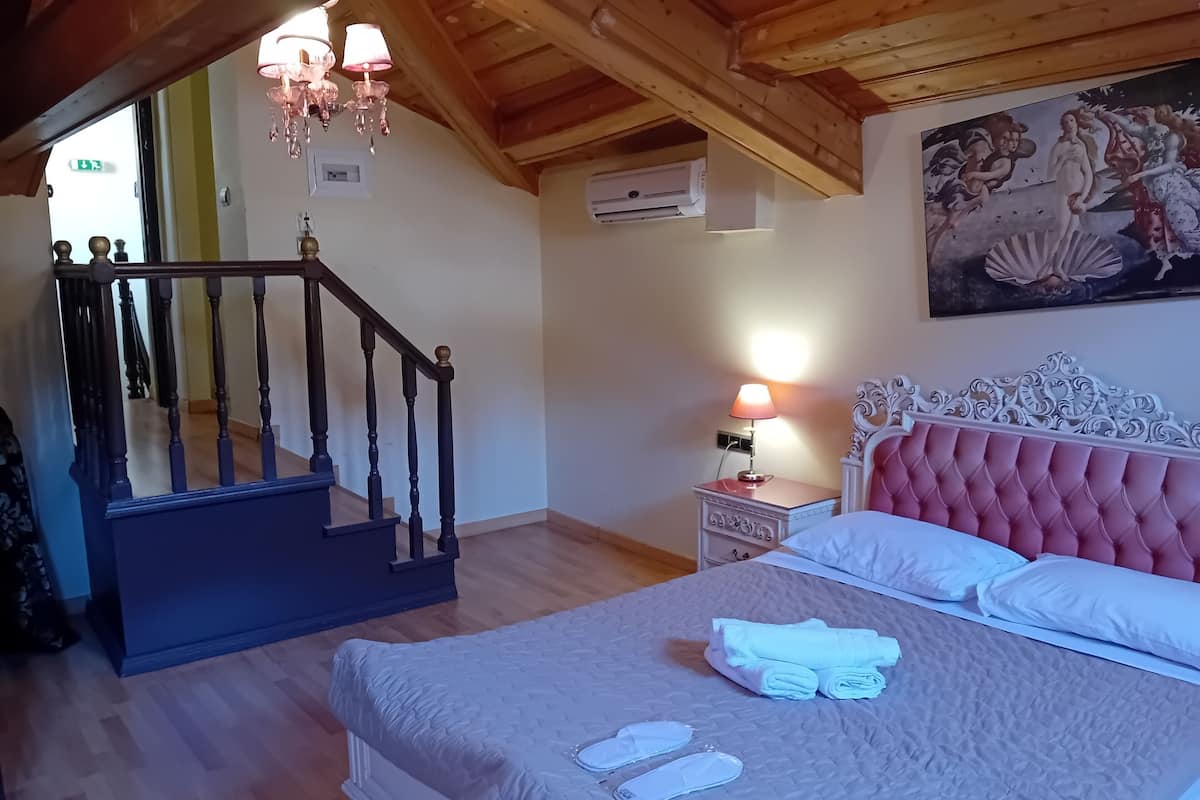 Deluxe Double Room, Balcony, Mountain View | In-room safe, iron/ironing board (on request), WiFi (free), bed sheets