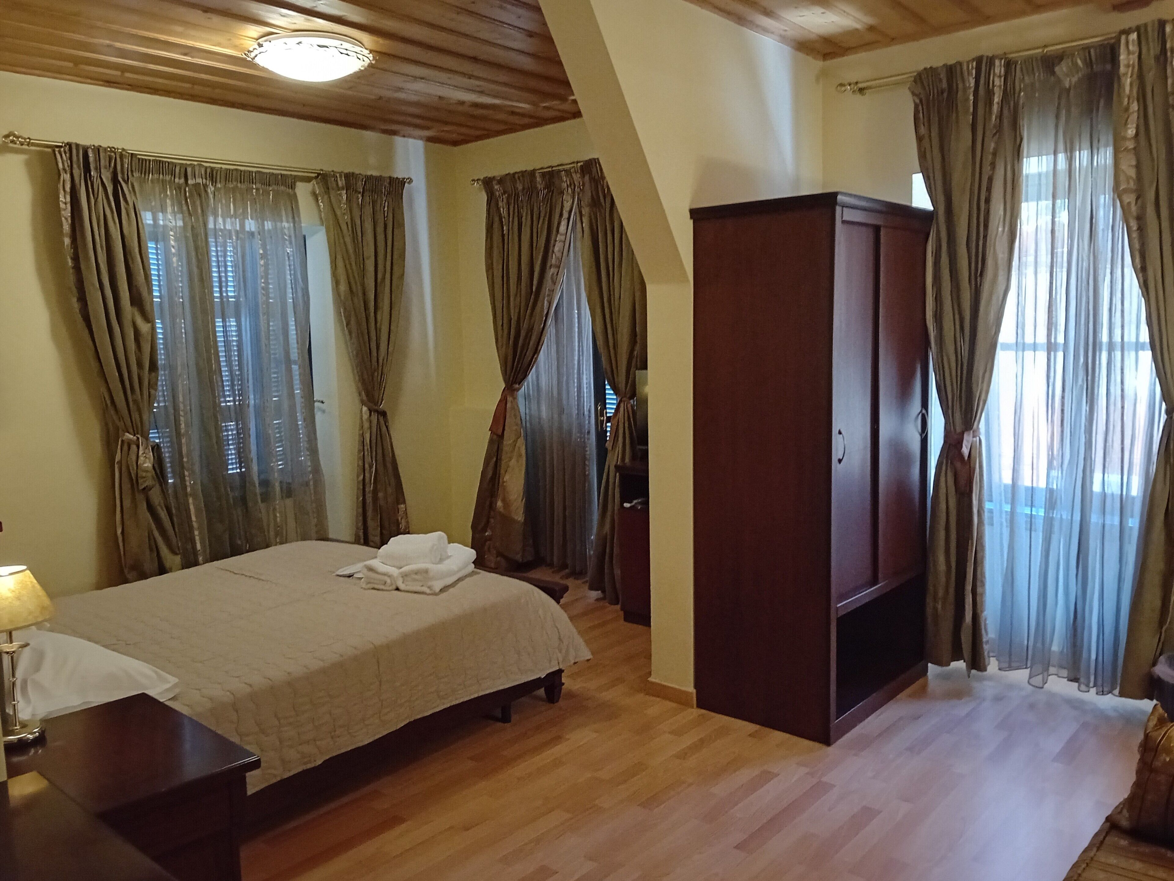 Deluxe tweepersoonskamer, uitzicht op de stad | Een kluis op de kamer, een strijkplank/strijkijzer, gratis wifi