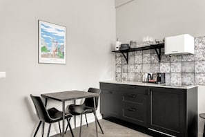 Refrigerador, parrilla de estufa, cafetera y tetera y periquera 