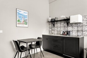 Réfrigérateur, plaque de cuisson, cafetière/bouilloire, chaise haute