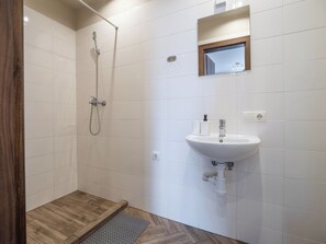 Superior Apartment | Bilik Mandi | Pancuran mandi, tisu tandas 