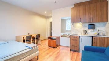 Family Room | Desk, free WiFi