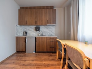 Apartamento superior | Cozinha privada | Frigobar, cooktop