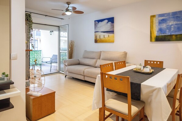 Living room - Luxury Apartment 2 Bedrooms With Pool and Garage (Roquetas de Mar)