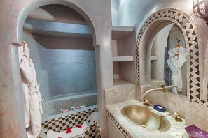 Articles de toilette gratuits, sèche-cheveux, serviettes fournies, savon