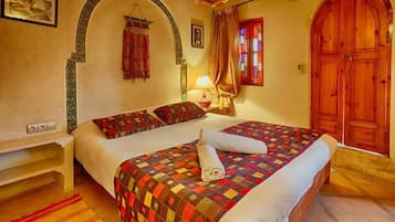 In-room safe, blackout drapes, free WiFi