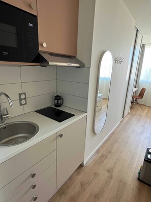 Rumah | Dapur pribadi | Lemari es, microwave, kompor, dan mesin pembuat kopi/teh