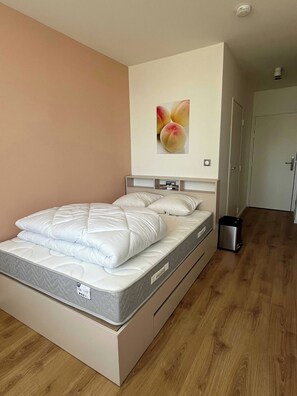 House | 1 bedroom, laptop workspace, iron/ironing board, bed sheets