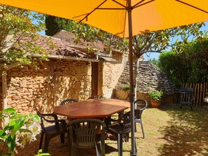Outdoor dining - Périgord Noir. The Whispering Garden. Gîte le Pigeonnier (Le Buisson-de-Cadouin)